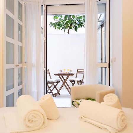 Goles Courtyard With Parking By Valcambre Apartment Sevilla Bagian luar foto