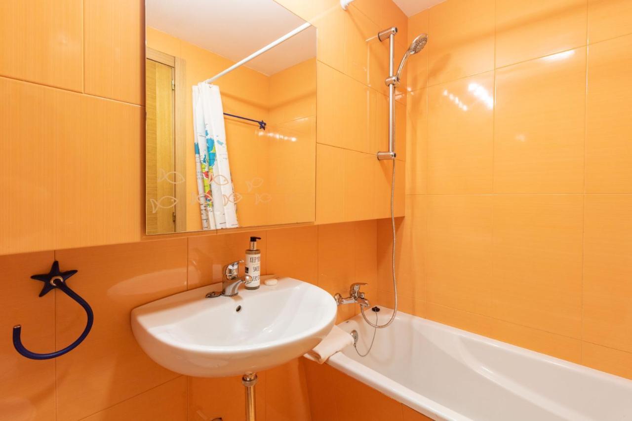 Goles Courtyard With Parking By Valcambre Apartment Sevilla Bagian luar foto