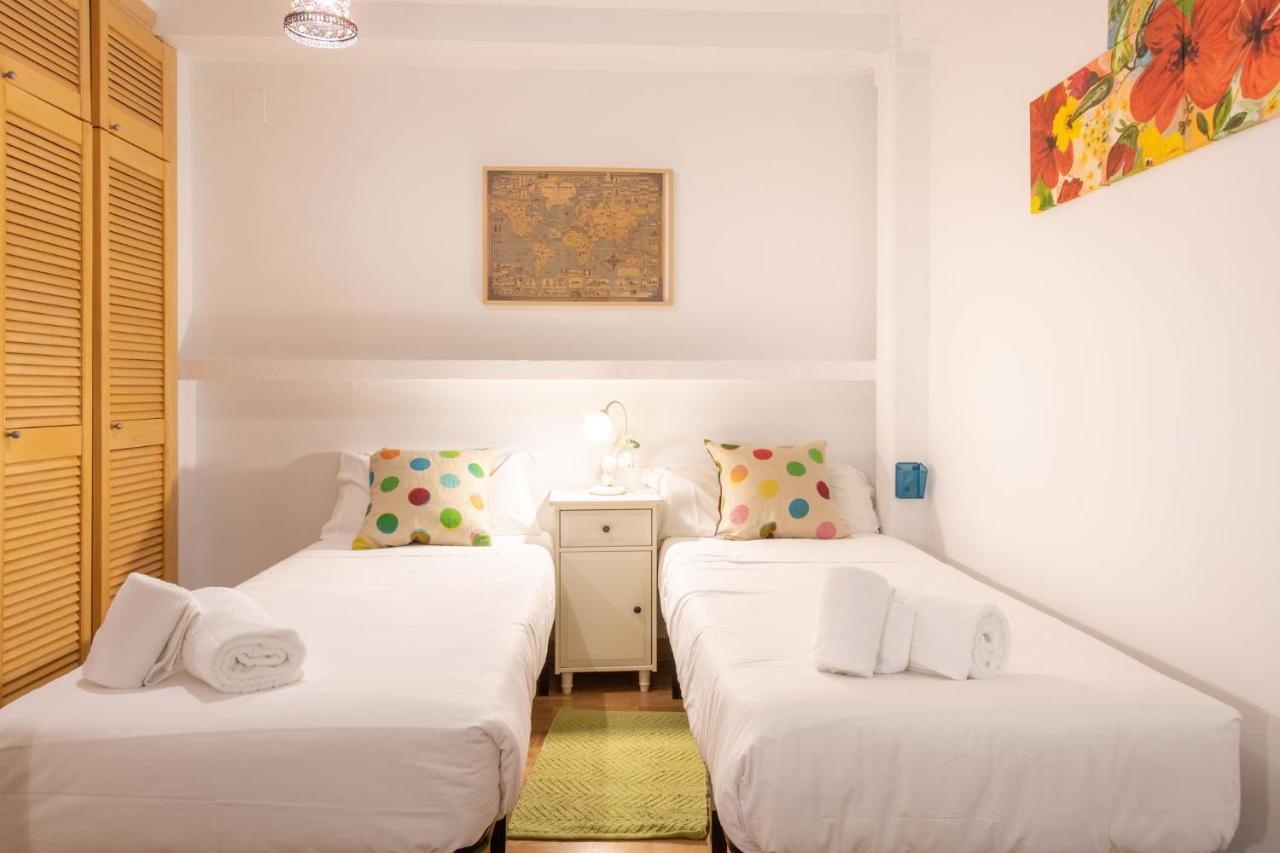 Goles Courtyard With Parking By Valcambre Apartment Sevilla Bagian luar foto