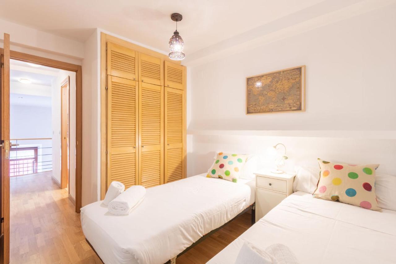 Goles Courtyard With Parking By Valcambre Apartment Sevilla Bagian luar foto
