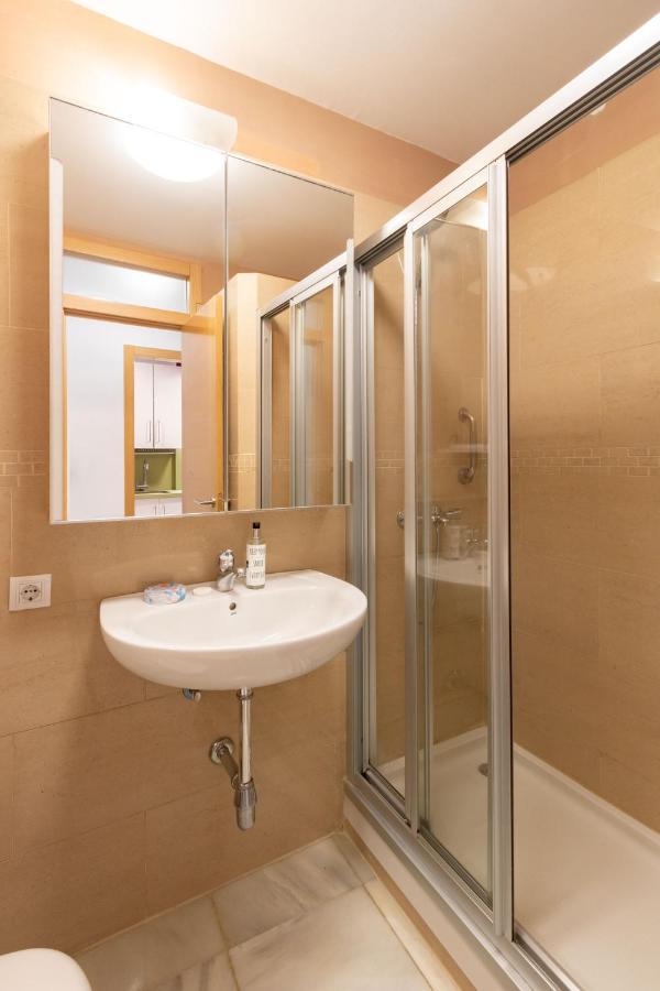 Goles Courtyard With Parking By Valcambre Apartment Sevilla Bagian luar foto
