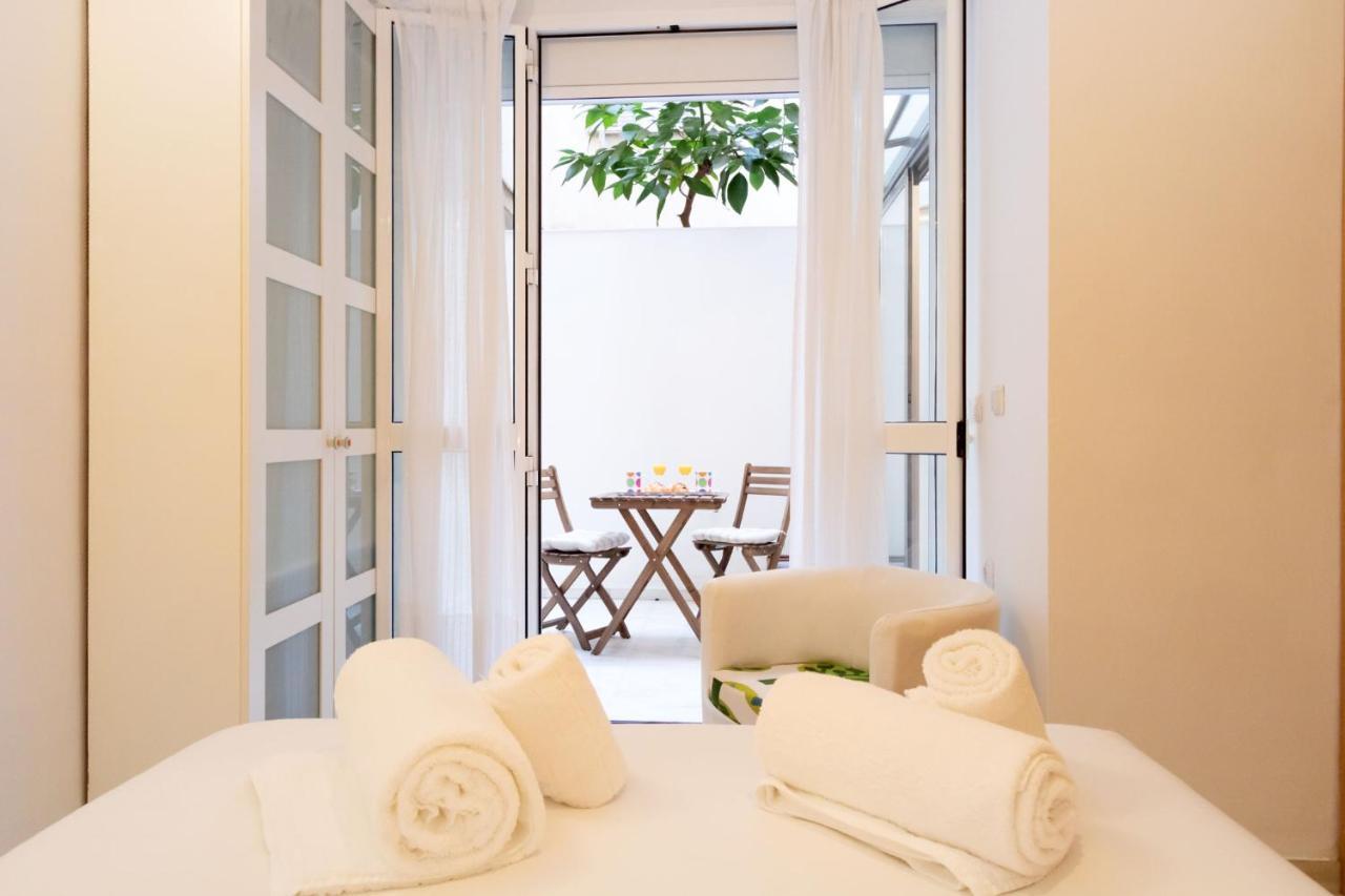 Goles Courtyard With Parking By Valcambre Apartment Sevilla Bagian luar foto