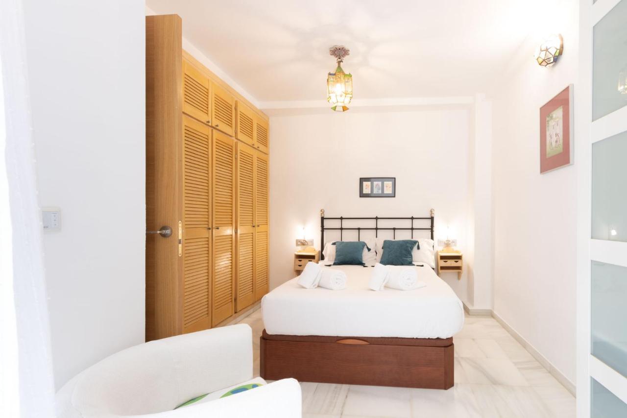 Goles Courtyard With Parking By Valcambre Apartment Sevilla Bagian luar foto