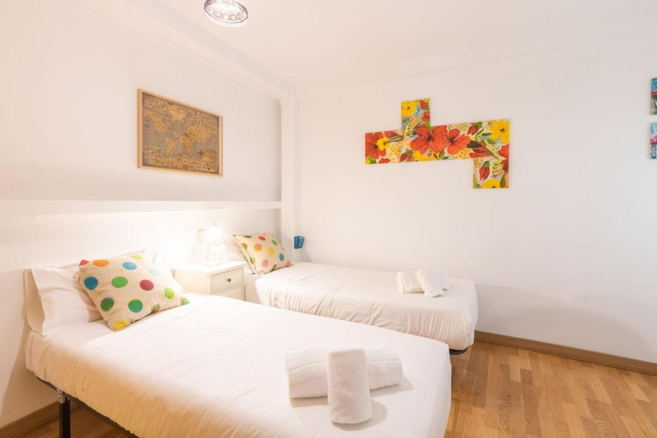 Goles Courtyard With Parking By Valcambre Apartment Sevilla Bagian luar foto