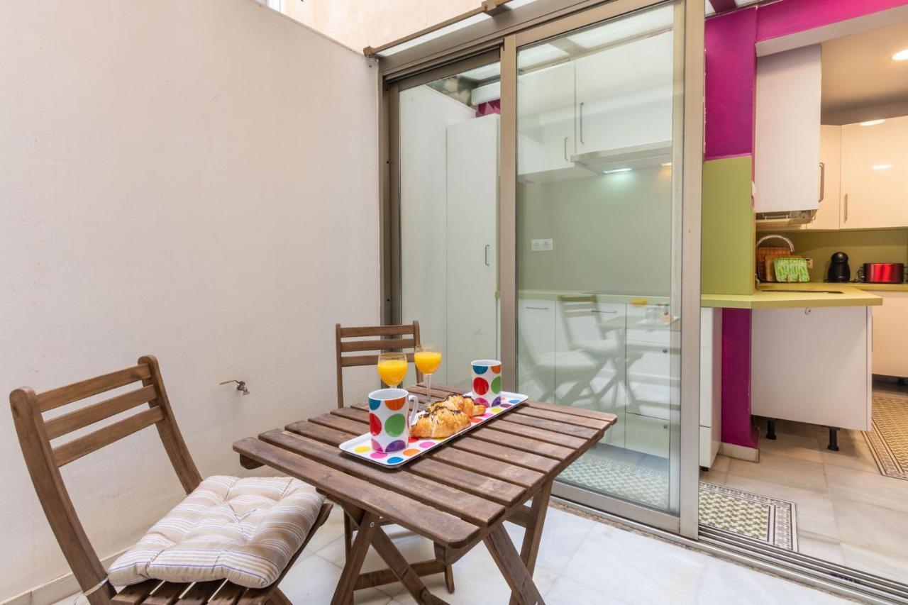 Goles Courtyard With Parking By Valcambre Apartment Sevilla Bagian luar foto
