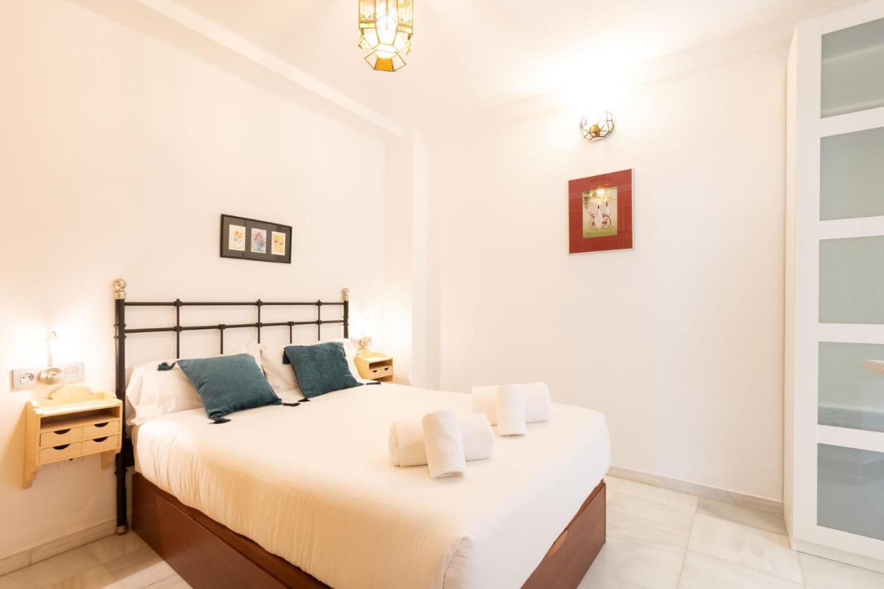 Goles Courtyard With Parking By Valcambre Apartment Sevilla Bagian luar foto