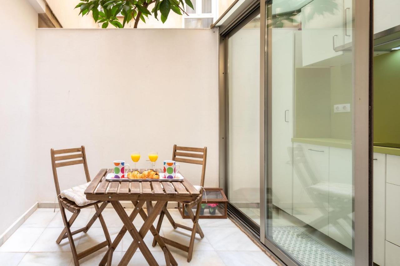Goles Courtyard With Parking By Valcambre Apartment Sevilla Bagian luar foto