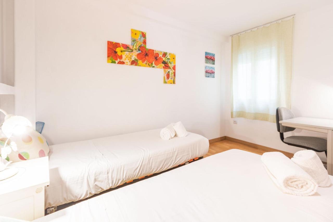 Goles Courtyard With Parking By Valcambre Apartment Sevilla Bagian luar foto