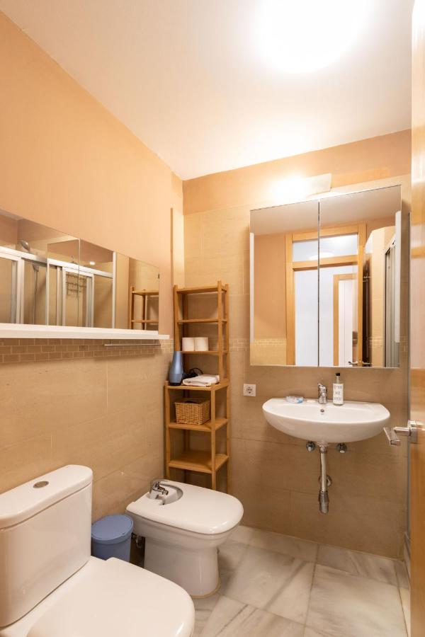 Goles Courtyard With Parking By Valcambre Apartment Sevilla Bagian luar foto