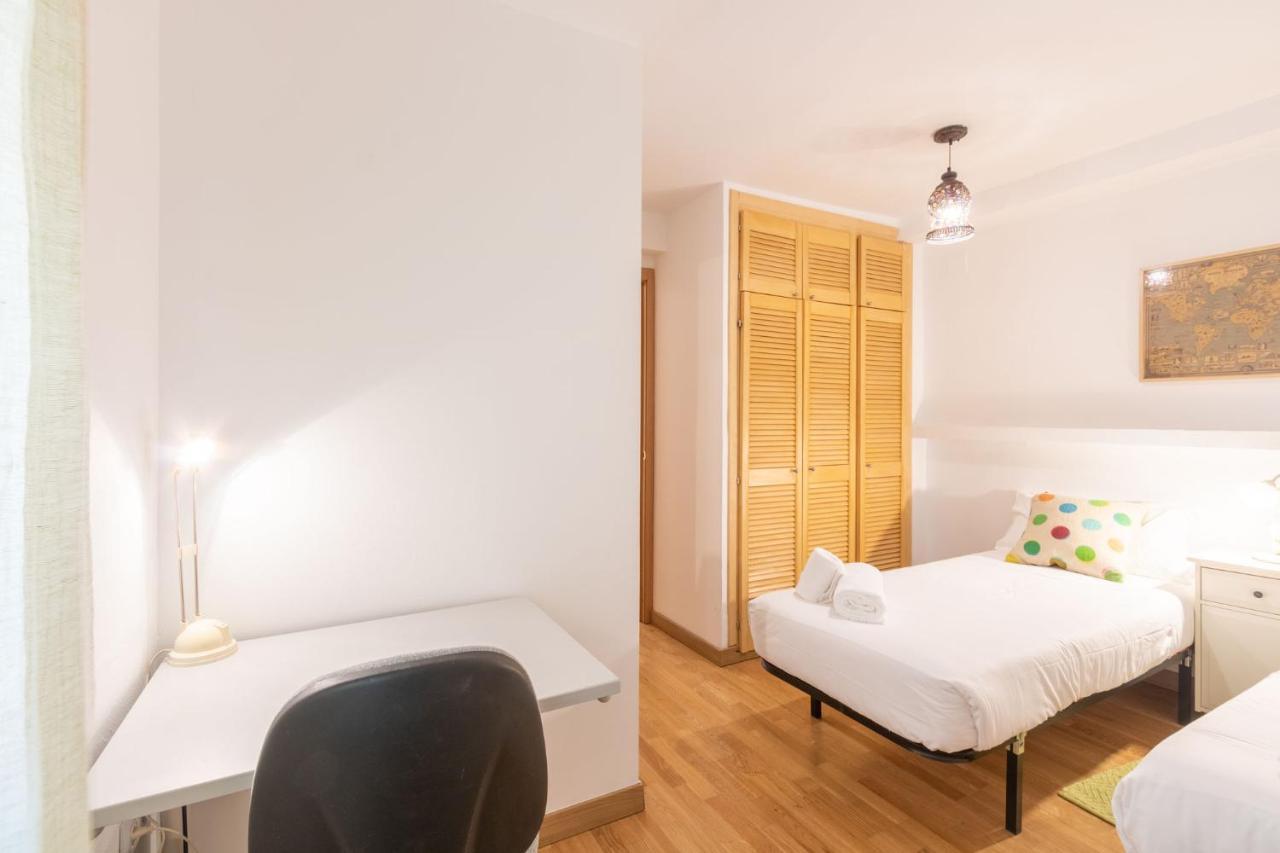 Goles Courtyard With Parking By Valcambre Apartment Sevilla Bagian luar foto
